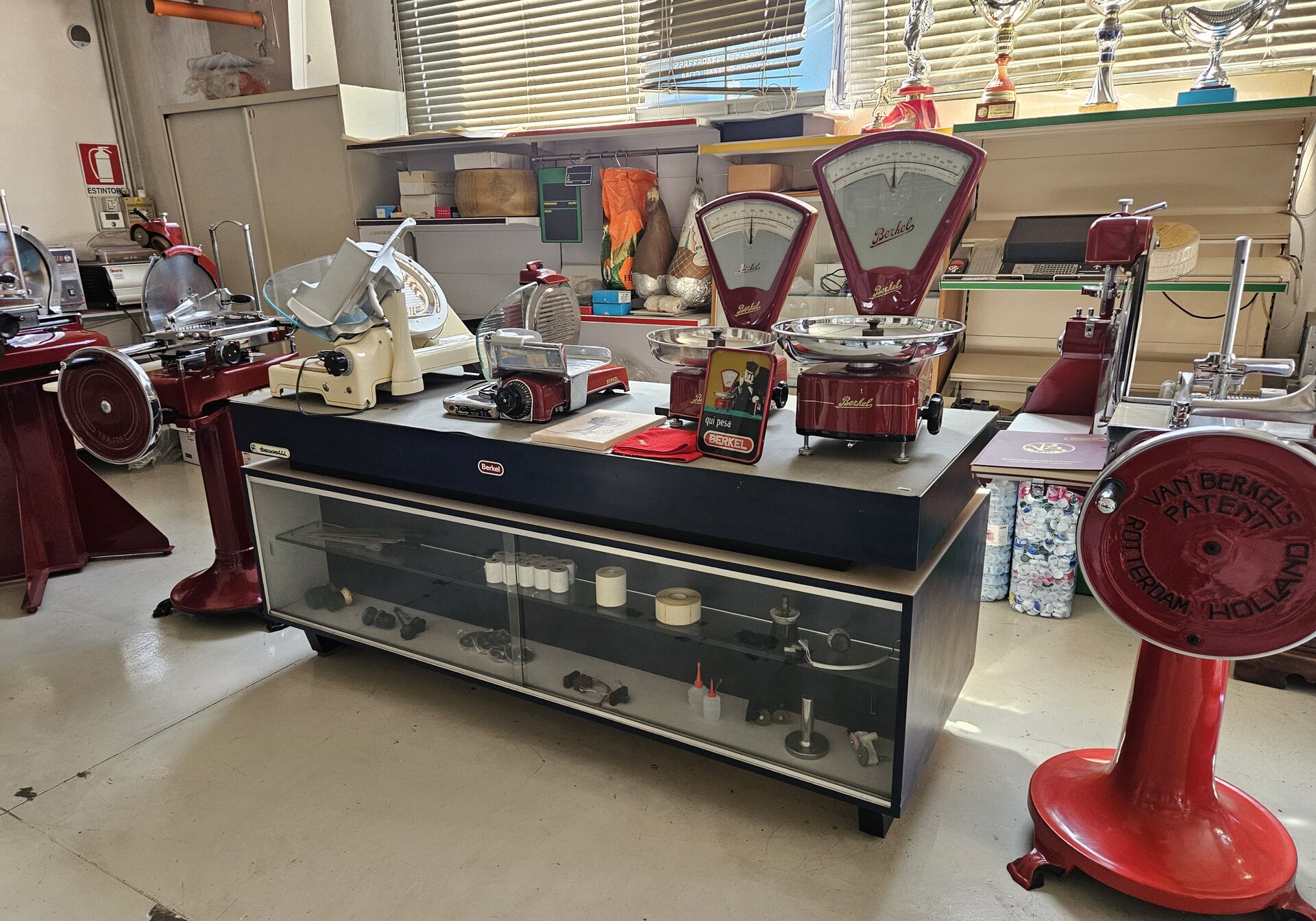 Affettatrici e bilance professionali esposte nell’officina RPRecordeR