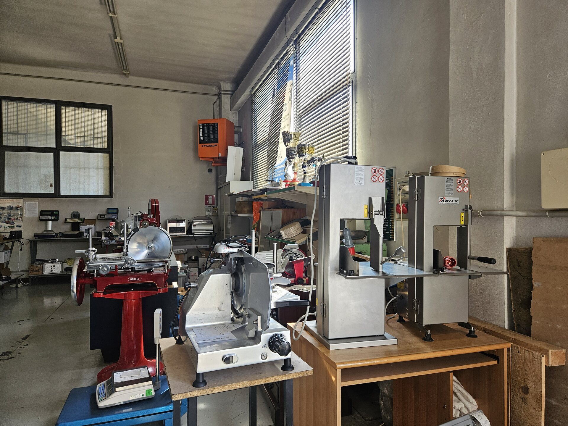 Segaossa e attrezzature professionali nell’officina RPRecordeR