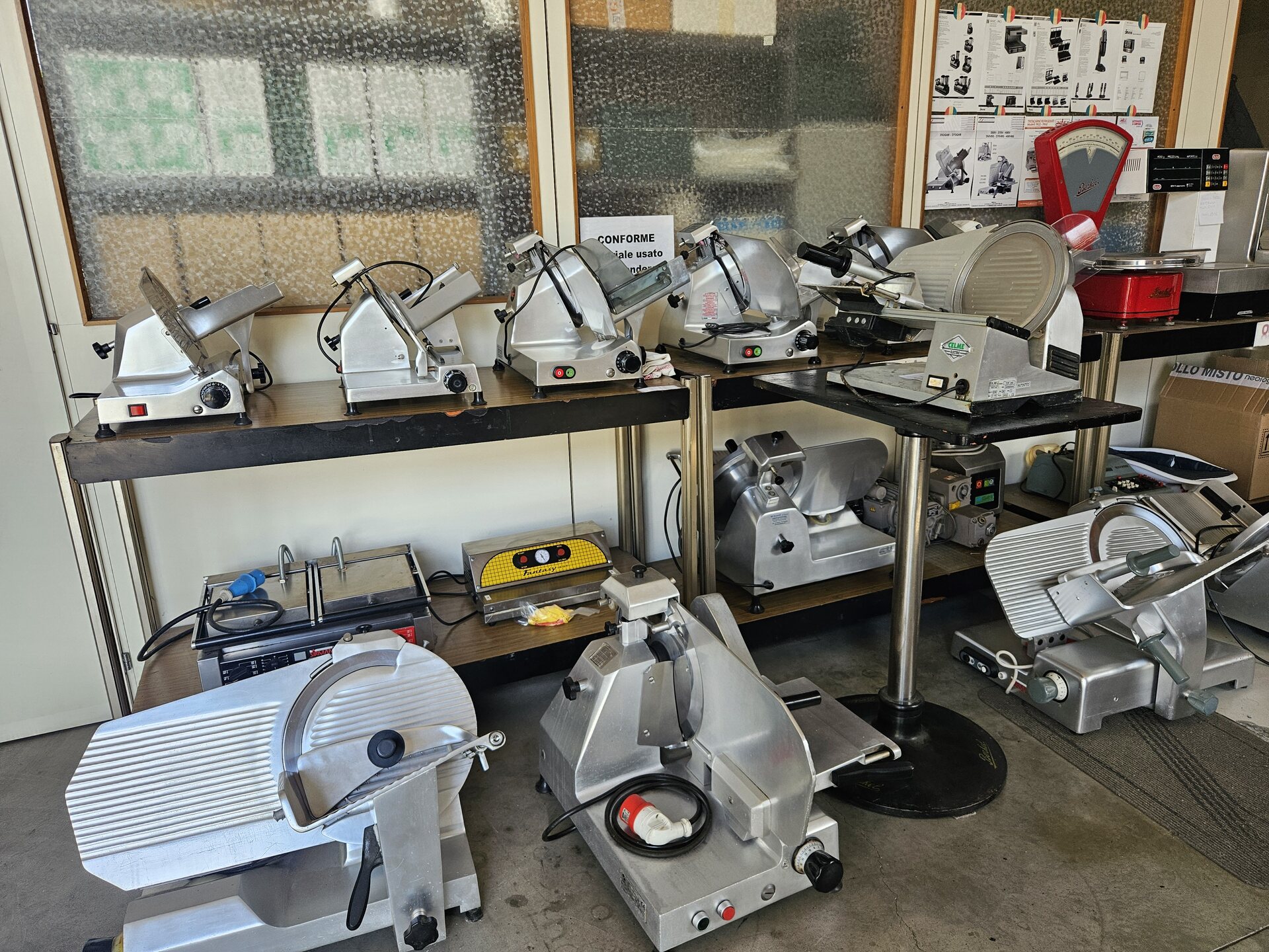 Affettatrici professionali nel laboratorio RPRecordeR